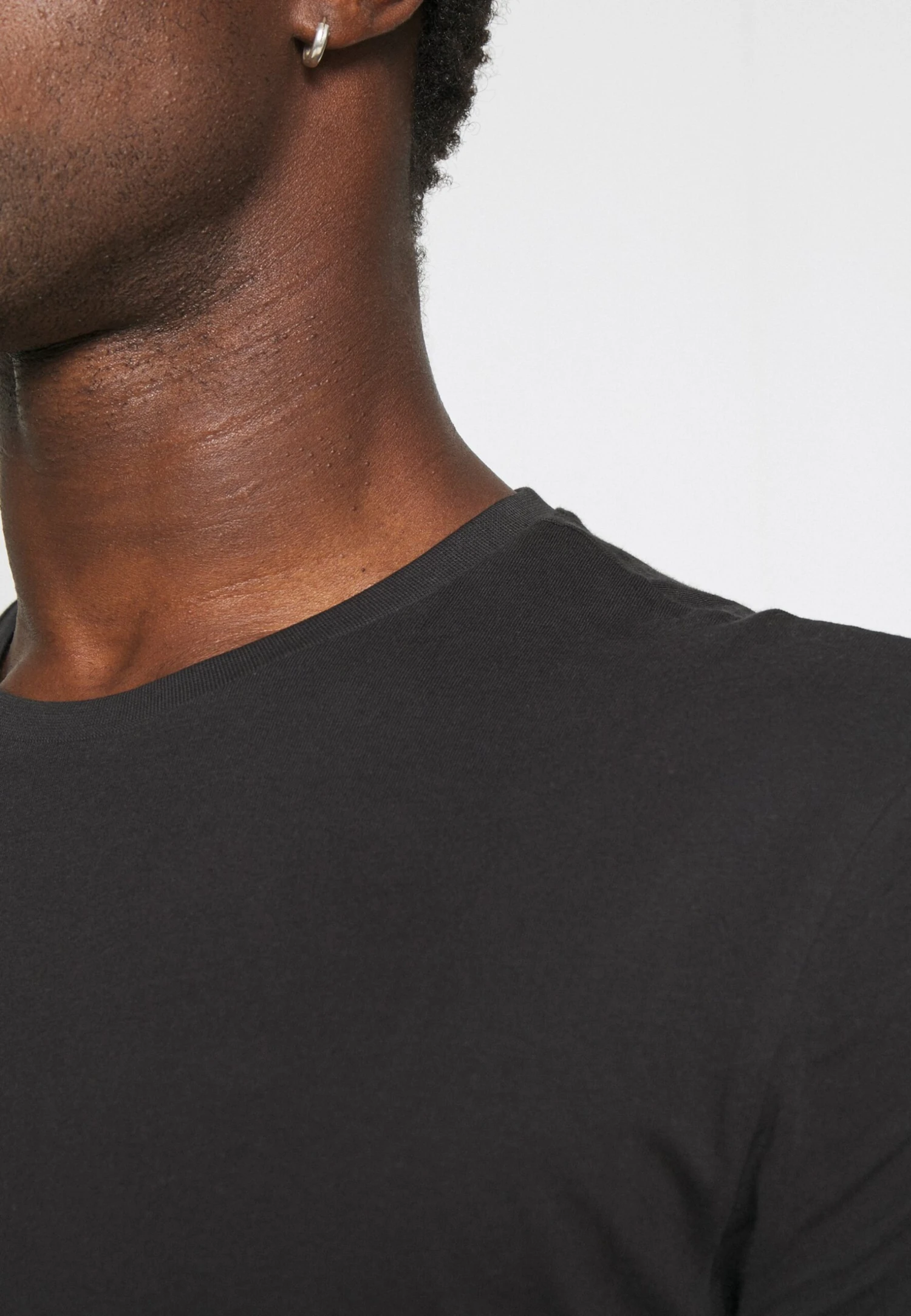 Pier One 3 Pack - Camiseta Básica - Black/Mottled Dark Grey/Bordeaux 10 Pier One 3 Pack - Camiseta Básica - Black/Mottled Dark Grey/Bordeaux - Imagen 8