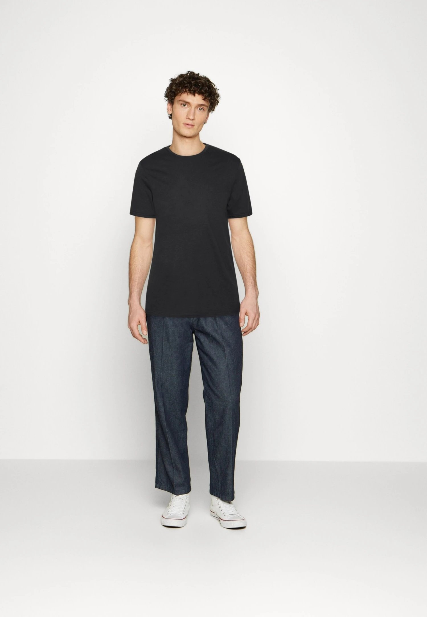 Pier One 5 Pack - Camiseta Básica - White/Off-White/Light Grey/Beige/Black 3 Pier One 5 Pack - Camiseta Básica - White/Off-White/Light Grey/Beige/Black