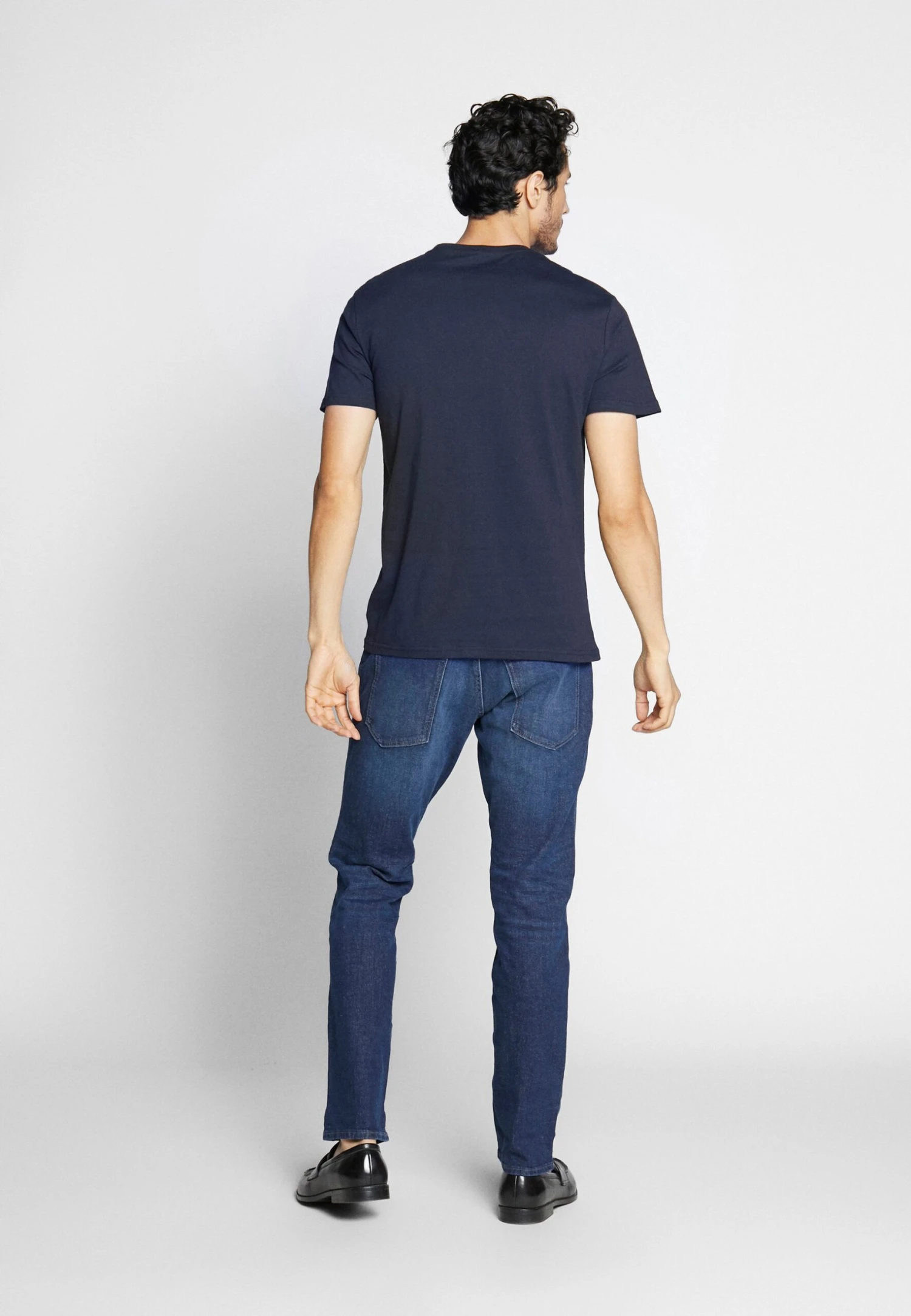 Pier One 4 Pack - Camiseta Básica - Black/White/Blue 5 Pier One 4 Pack - Camiseta Básica - Black/White/Blue - Imagen 3