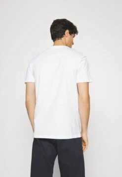 Pier One V Neck Bird Tonal 3 Pack - Camiseta Básica - White/Dark Green/Black 11 Pier One V Neck Bird Tonal 3 Pack - Camiseta Básica - White/Dark Green/Black -Pier One 0f13db0ef61044e1968e599be05b7931