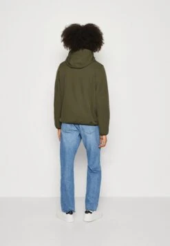 Pier One Impermeable - Olive 10 Pier One Impermeable - Olive -Pier One 201a940e9ad84ffa9c0c24c0039d760e