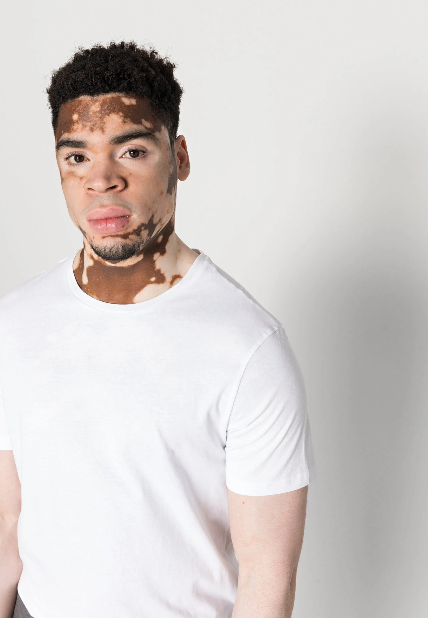 Pier One 10 Pack - Camiseta Básica - White/Black 8 Pier One 10 Pack - Camiseta Básica - White/Black - Imagen 6