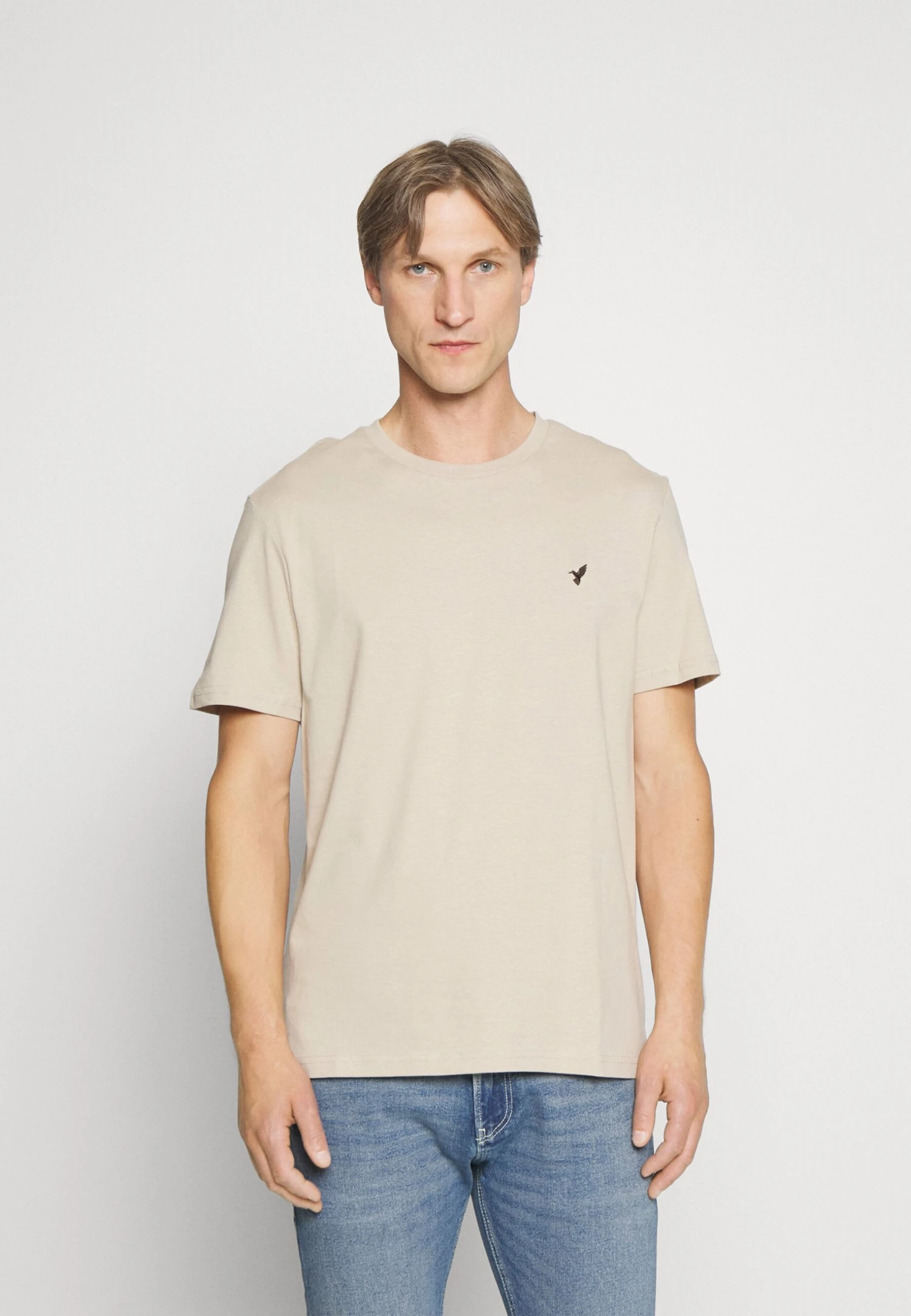 Pier One 3 Pack - Camiseta Básica - Dark Blue/Beige/Dark Brown 4 Pier One 3 Pack - Camiseta Básica - Dark Blue/Beige/Dark Brown - Imagen 2