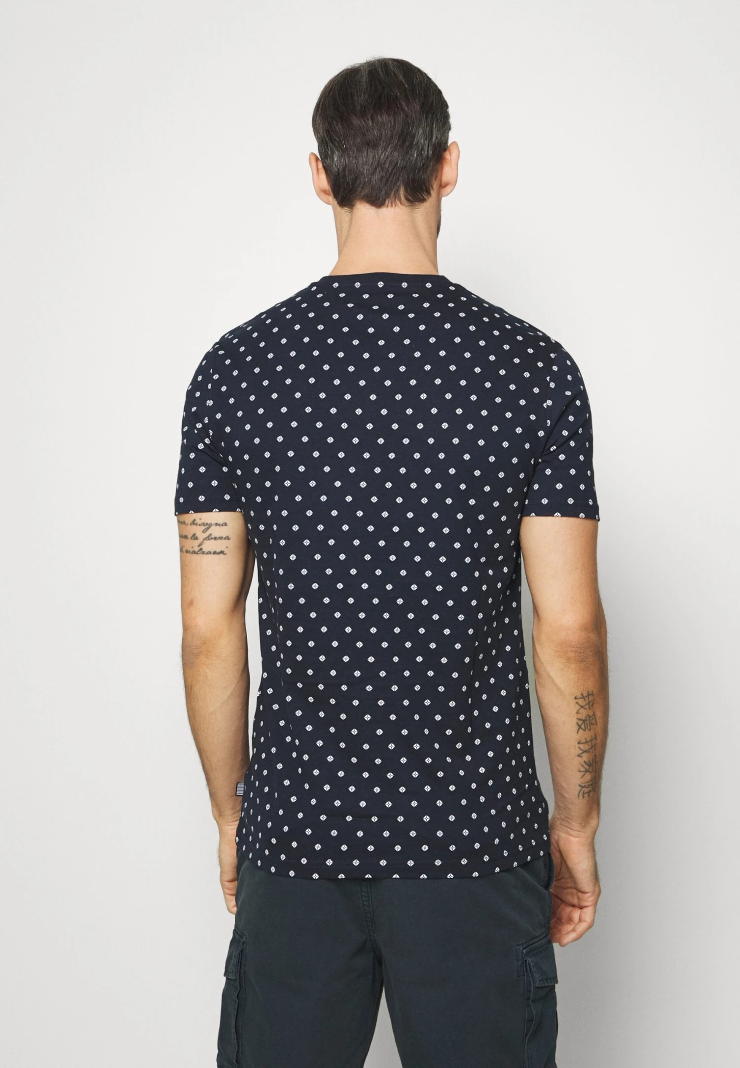 Pier One 3 Pack - Camiseta Estampada - White/Dark Blue/Red 6 Pier One 3 Pack - Camiseta Estampada - White/Dark Blue/Red - Imagen 4