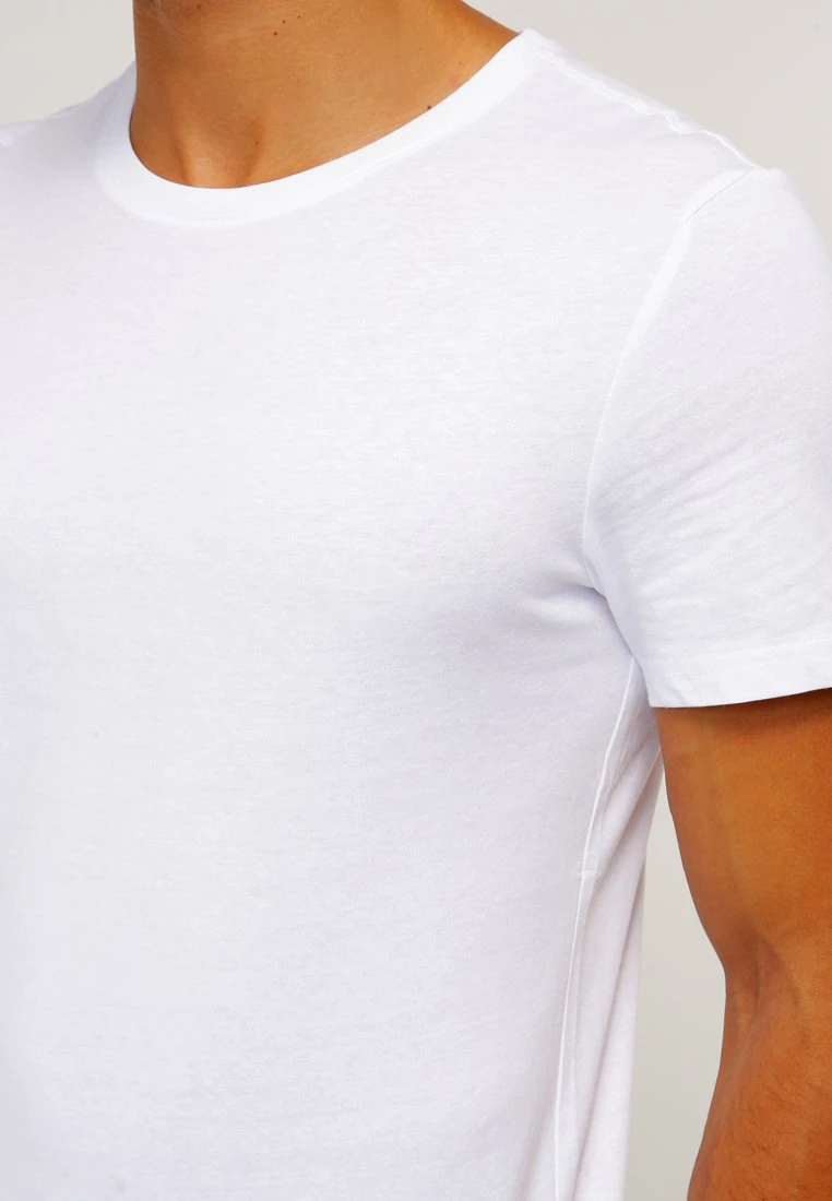 Pier One 2 Pack - Camiseta Básica - White/Black 8 Pier One 2 Pack - Camiseta Básica - White/Black - Imagen 6