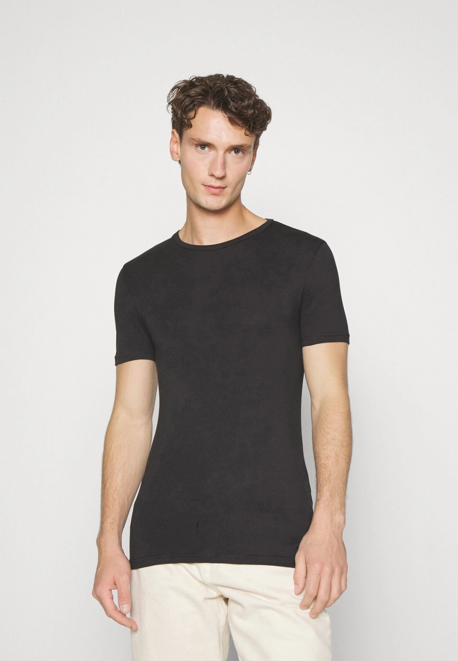 Pier One 3 Pack Muscle Fit- Camiseta Básica - Black 4 Pier One 3 Pack Muscle Fit- Camiseta Básica - Black - Imagen 2