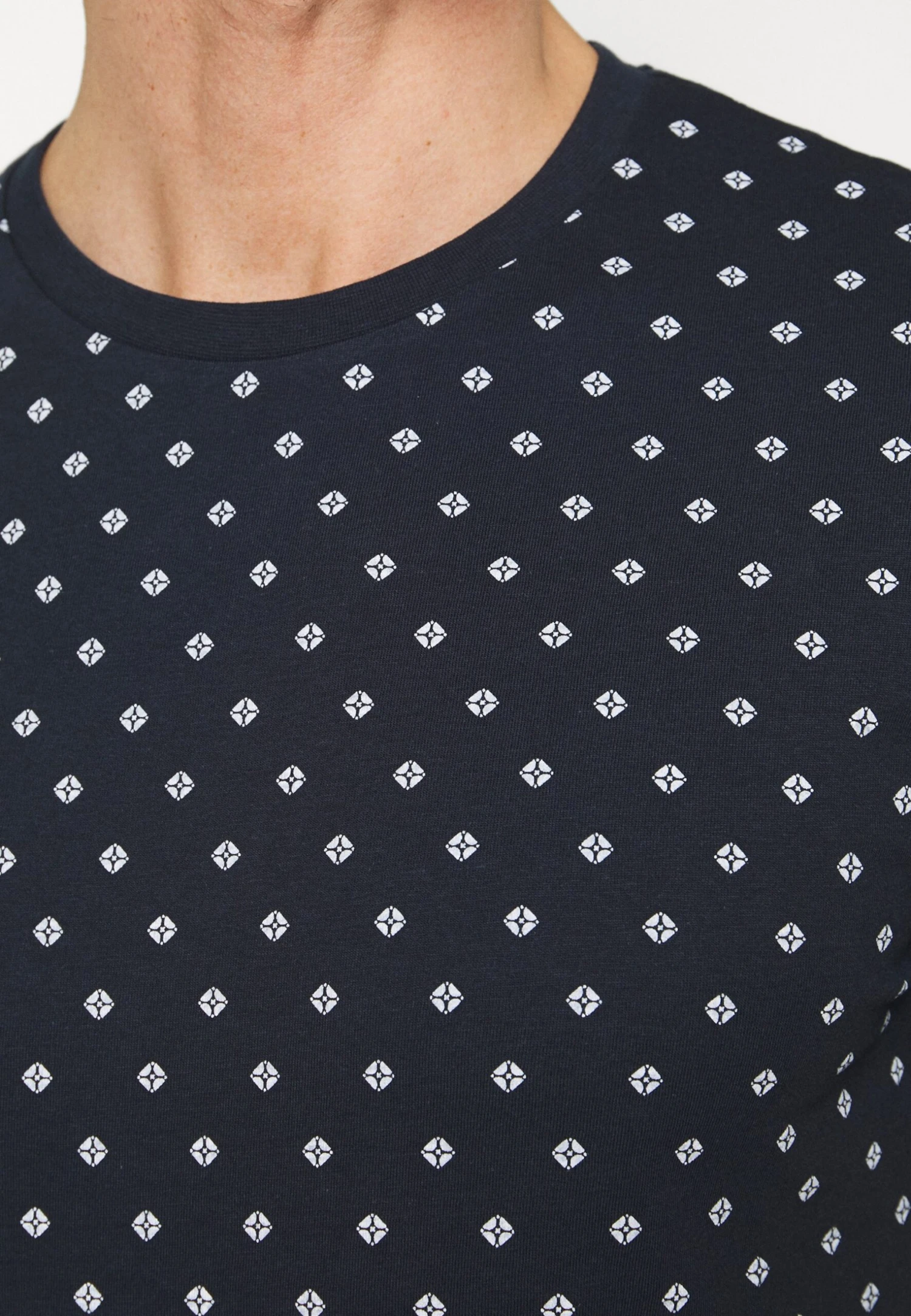 Pier One 3 Pack - Camiseta Estampada - White/Dark Blue/Red 9 Pier One 3 Pack - Camiseta Estampada - White/Dark Blue/Red - Imagen 7