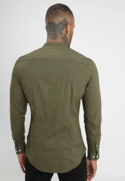 Pier One Muscle Fit Stand- Camisa - Oliv 9 Pier One Muscle Fit Stand- Camisa - Oliv -Pier One 6203a98ce2074a57aa2427fe331f99cb