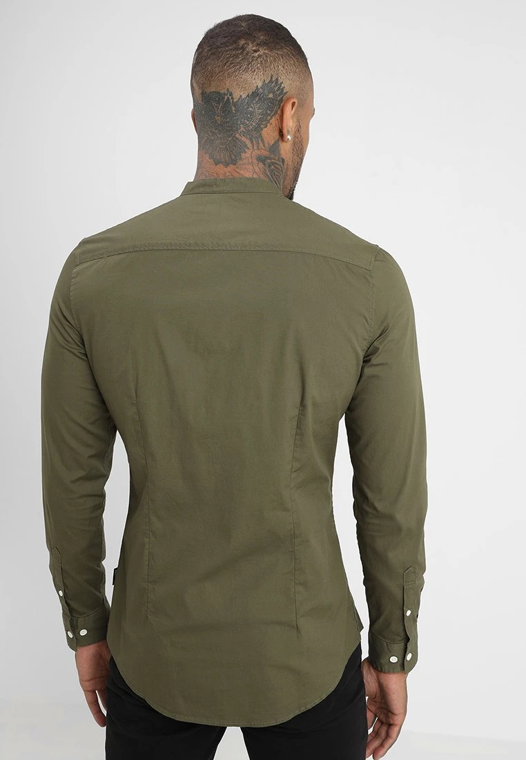 Pier One Muscle Fit Stand- Camisa - Oliv 5 Pier One Muscle Fit Stand- Camisa - Oliv - Imagen 3