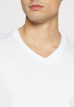 Pier One V Neck Bird Tonal 3 Pack - Camiseta Básica - White/Dark Green/Black 15 Pier One V Neck Bird Tonal 3 Pack - Camiseta Básica - White/Dark Green/Black -Pier One 6444200bd8f344c784d9b07b508a7cc2