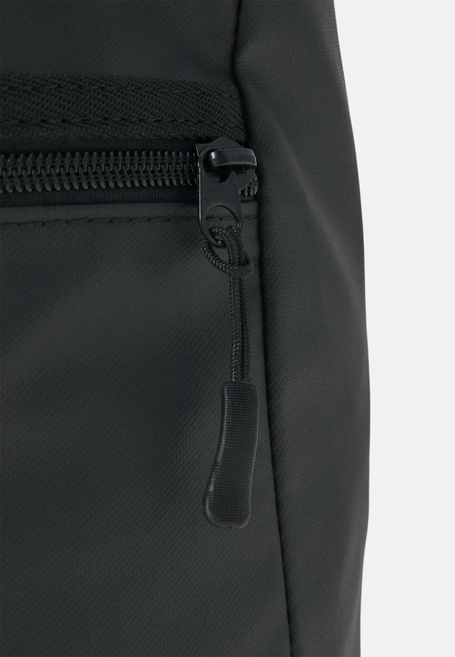 Pier One Tarpaulin Water Repellent Unisex - Mochila - Black 6 Pier One Tarpaulin Water Repellent Unisex - Mochila - Black - Imagen 4