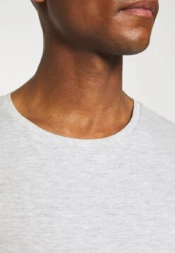 Pier One 5 Pack - Camiseta Básica - Black/White/Light Grey 18 Pier One 5 Pack - Camiseta Básica - Black/White/Light Grey -Pier One 781514b98ac940a2934d4a3cf6c9ca05