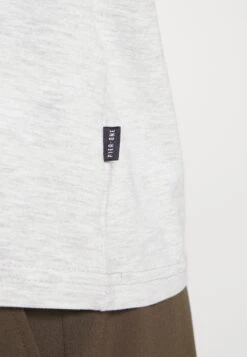 Pier One 5 Pack - Camiseta Básica - Light Grey - 101_White - 001_Green - 602 17 Pier One 5 Pack - Camiseta Básica - Light Grey - 101_White - 001_Green - 602 -Pier One 7d13067417124de684e97c638550a94b