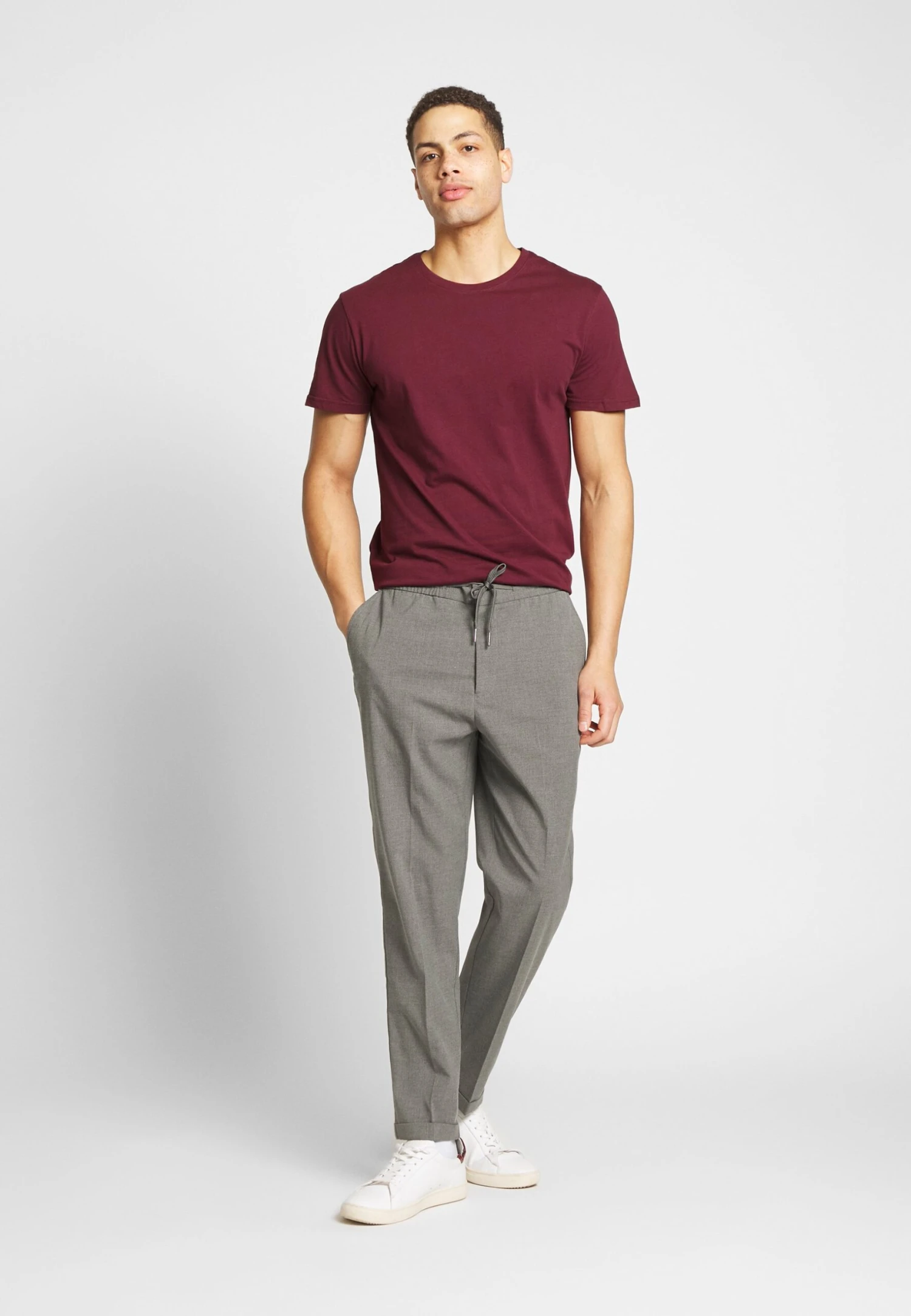 Pier One 3 Pack - Camiseta Básica - White/Dark Blue/Red 4 Pier One 3 Pack - Camiseta Básica - White/Dark Blue/Red - Imagen 2