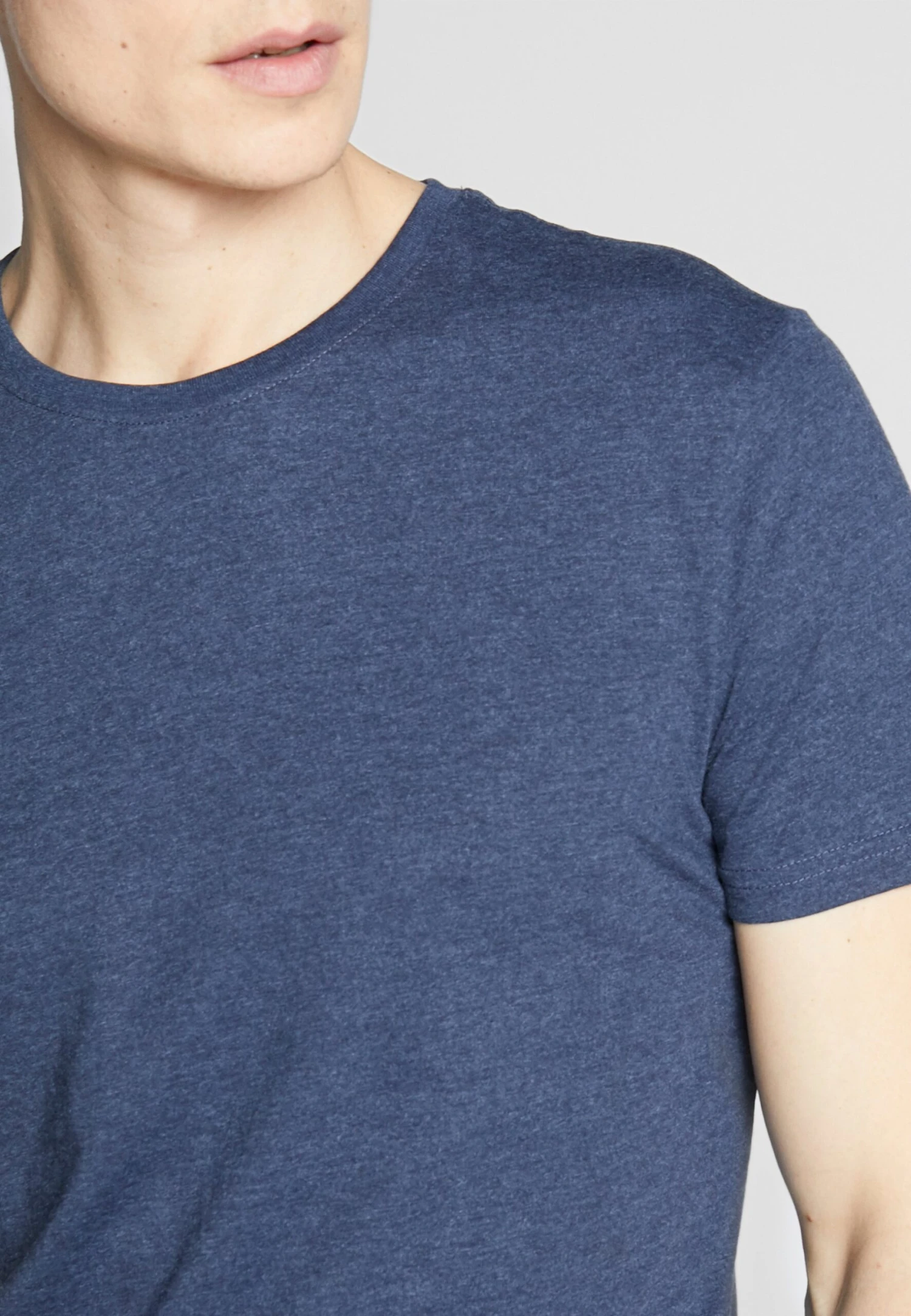 Pier One 3 Pack - Camiseta Básica - Black/White/Blue 7 Pier One 3 Pack - Camiseta Básica - Black/White/Blue - Imagen 5