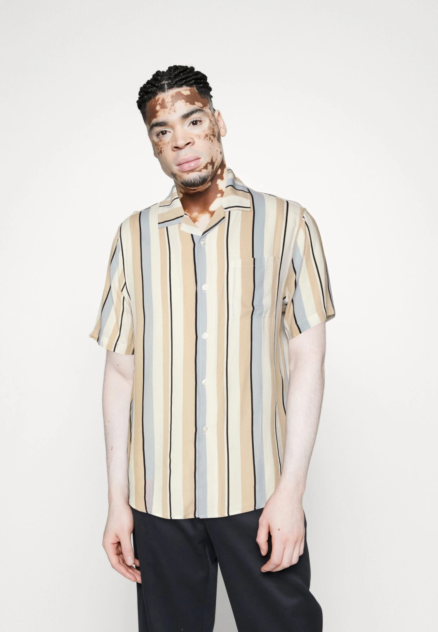 Pier One 3 Pack - Camisa - Beige/Black/White 7 Pier One 3 Pack - Camisa - Beige/Black/White - Imagen 5