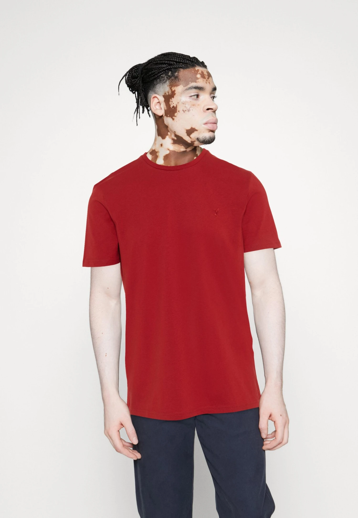 Pier One 5 Pack - Camiseta Básica - Dark Blue/White/Red 7 Pier One 5 Pack - Camiseta Básica - Dark Blue/White/Red - Imagen 5