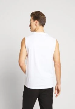 Pier One 3 Pack - Camiseta Básica - Grey/White/Black 12 Pier One 3 Pack - Camiseta Básica - Grey/White/Black -Pier One a9eda1483b324f9bb5e5f44f95d5a2f7