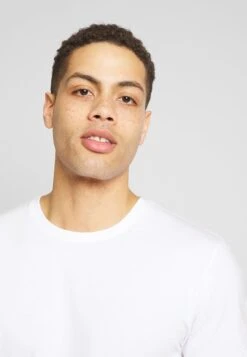 Pier One 3 Pack - Camiseta Básica - White/Dark Blue/Red 11 Pier One 3 Pack - Camiseta Básica - White/Dark Blue/Red -Pier One bb58520a3fdd4addbd204975d9a479ed