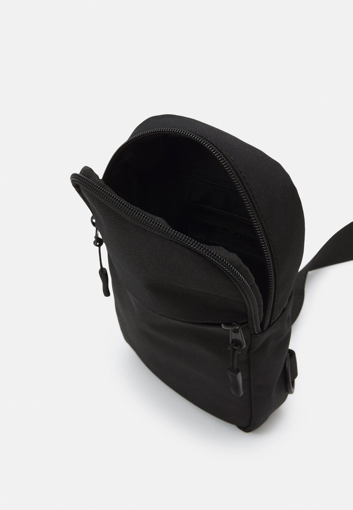 Pier One Riñonera - Black 6 Pier One Riñonera - Black - Imagen 4