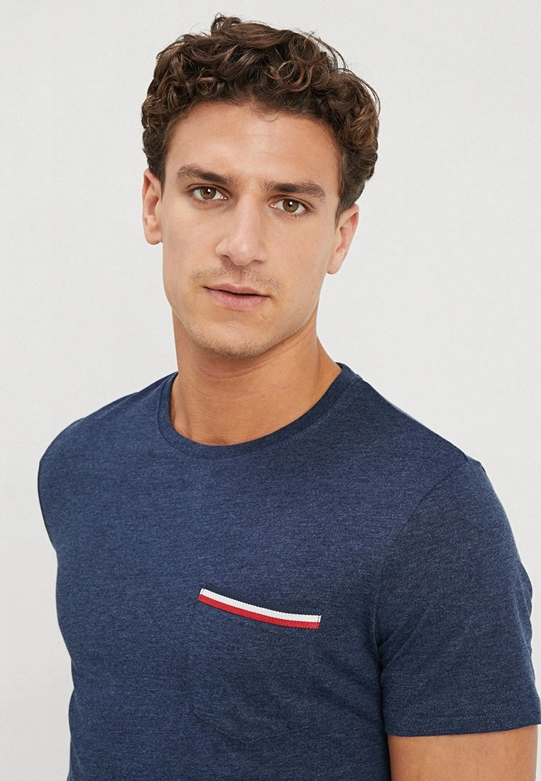 Pier One Camiseta Básica - Mottled Dark Blue 7 Pier One Camiseta Básica - Mottled Dark Blue - Imagen 5