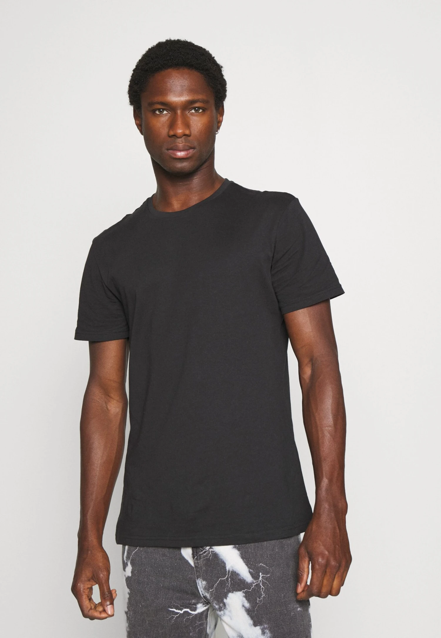 Pier One 3 Pack - Camiseta Básica - Black/Mottled Dark Grey/Bordeaux 4 Pier One 3 Pack - Camiseta Básica - Black/Mottled Dark Grey/Bordeaux - Imagen 2