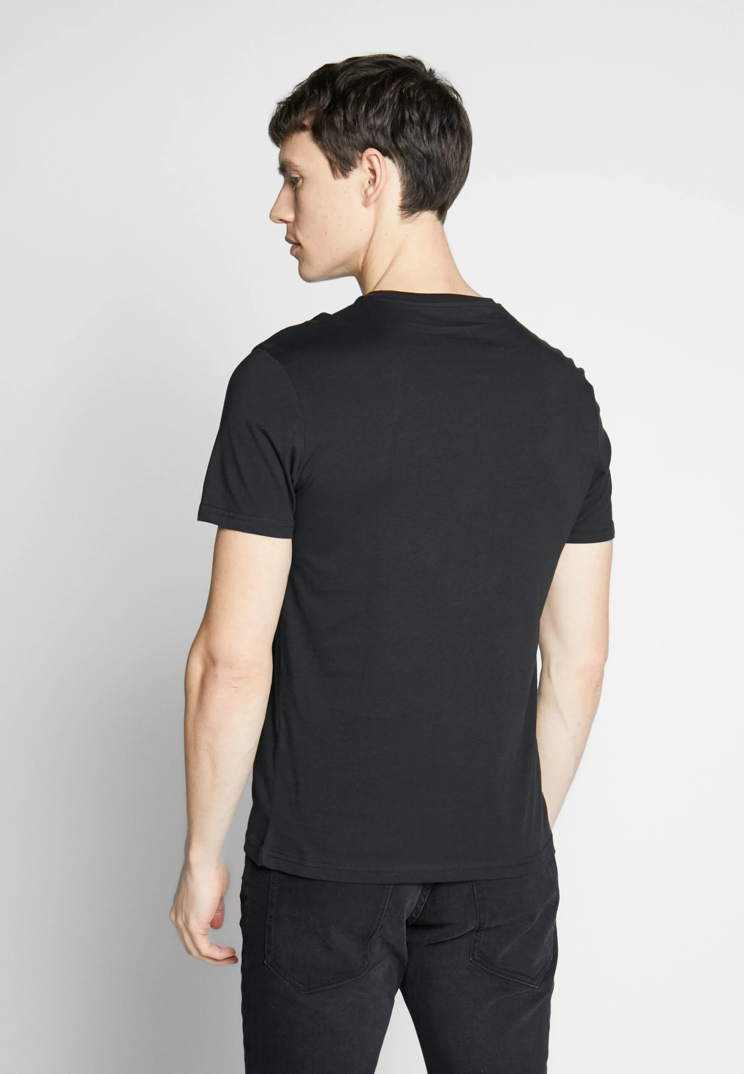 Pier One 3 Pack - Camiseta Básica - Black/White/Blue 6 Pier One 3 Pack - Camiseta Básica - Black/White/Blue - Imagen 4