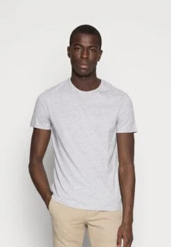 Pier One 5 Pack - Camiseta Básica - Dark Blue/Grey/Khaki 13 Pier One 5 Pack - Camiseta Básica - Dark Blue/Grey/Khaki -Pier One fb97d3a70f594235aa02f60b48ba6fae