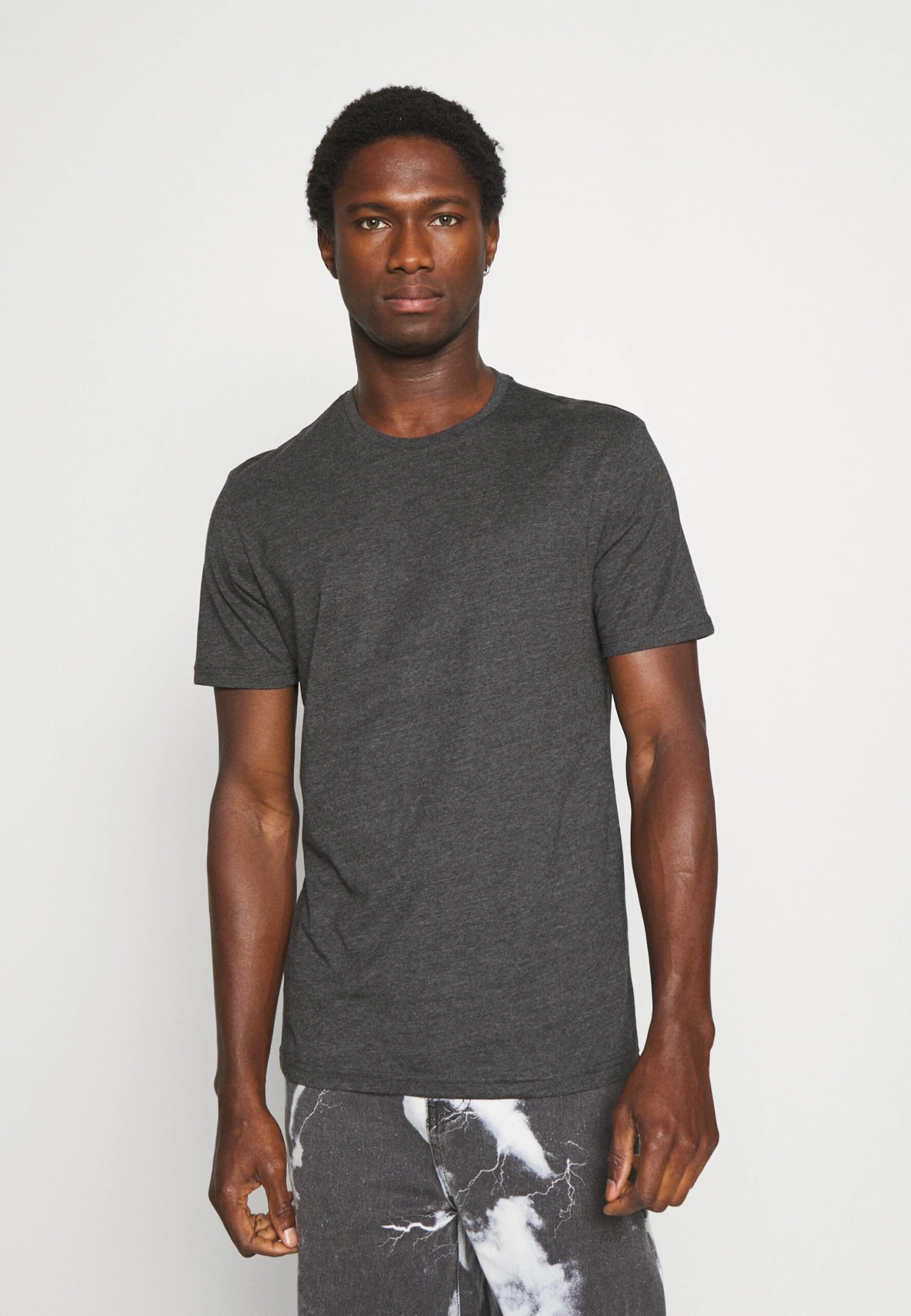 Pier One 3 Pack - Camiseta Básica - Black/Mottled Dark Grey/Bordeaux 6 Pier One 3 Pack - Camiseta Básica - Black/Mottled Dark Grey/Bordeaux - Imagen 4