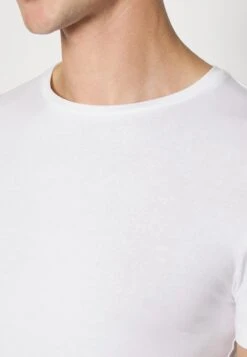 Pier One 3 Pack Muscle Fit- Camiseta Básica - White 11 Pier One 3 Pack Muscle Fit- Camiseta Básica - White -Pier One fbff782df8bd48e785ba49657f6e4762